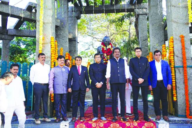 ಹೆಚ್‌.ಆರ್‌.ಗವಿಯಪ್ಪ ವೃತ್ತದಲ್ಲಿ ಬೃಹತ್ ಸ್ತಂಭದಲ್ಲಿ ಧ್ವಜಾರೋಹಣ ನೆರವೇರಿಸಿದ ಸಚಿವ ರಹೀಂ ಖಾನ್‌