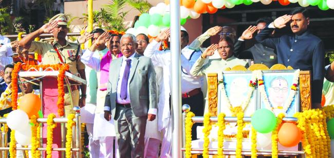 ಜಿಲ್ಲಾ ಕ್ರೀಡಾಂಗಣದಲ್ಲಿ 76ನೇ ಗಣರಾಜ್ಯೋತ್ಸವ ಸಂಭ್ರಮದ ಽ ಸಾಧಕರಿಗೆ ಸನ್ಮಾನ