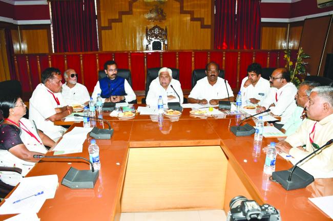 ಜಿಲ್ಲಾ ಮಟ್ಟದ ಗ್ಯಾರಂಟಿ 0ೋಜನೆಗಳ ಅನುಷ್ಟಾನ ಪ್ರಾಧಿಕಾರದ  ಸಭೆಬಡವರ ಬದುಕು ಗ್ಯಾರಂಟಿಯಿಂದ ಬಂಗಾರವಾಗಿಸಿ: ಎಚ್‌.ಕೆ.ಪಾಟೀಲ