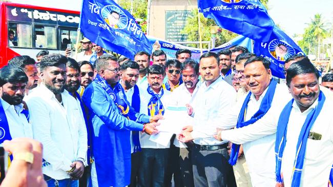 ರಸ್ತೆಯನ್ನು ತಡೆದು ಪ್ರತಿಭಟನೆಯನ್ನು ನಡೆಸಿ, ತಹಶೀಲ್ದಾರ ಅವರ ಮೂಲಕ ರಾಜ್ಯ ಸರಕಾರಕ್ಕೆ ಮನವಿ