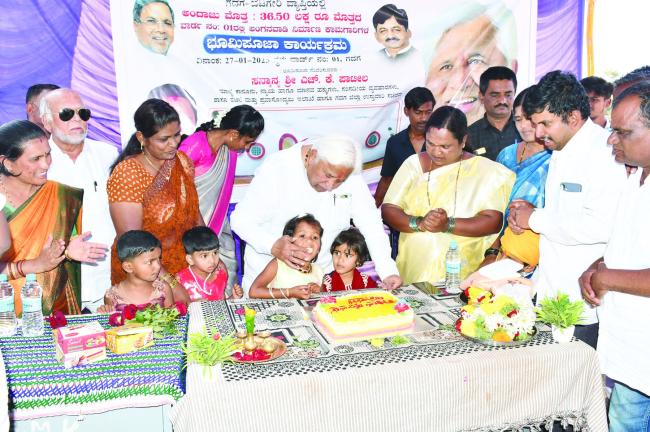 ಅಂಗನವಾಡಿ ಕಟ್ಟಡಗಳ ನಿರ್ಮಾಣಕ್ಕೆ ಸಚಿವ ಎಚ್‌.ಕೆ.ಪಾಟೀಲ ಚಾಲನೆ 