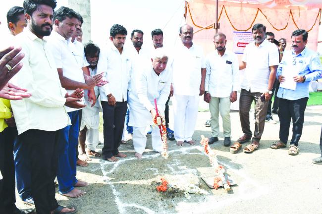 ರಸ್ತೆ ಅಭಿವೃದ್ಧಿ ಕಾಮಗಾರಿಗೆ ಸಚಿವ ಎಚ್‌.ಕೆ.ಪಾಟೀಲ ಚಾಲನೆ ಗುಣಮಟ್ಟದ ಕಾಮಗಾರಿಗೆ ಆದ್ಯತೆಯಿರಲಿ