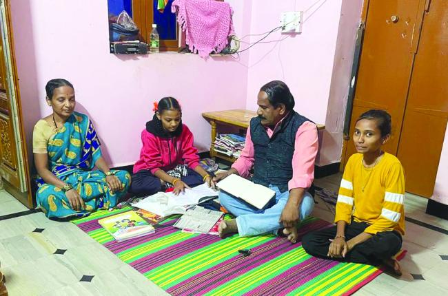 10ರ ಸಾಧಕರ ಹತ್ತಿರ ಶಾಲೆ ಮುಖ್ಯೋಪಾಧ್ಯಯ ಎಸ್ಸೆಸ್ಸೆಲ್ಸಿ ವಿದ್ಯಾರ್ಥಿಗಳ ಮನೆ ಮನೆಗೆ ತೆರಳಿ ಪಾಠ