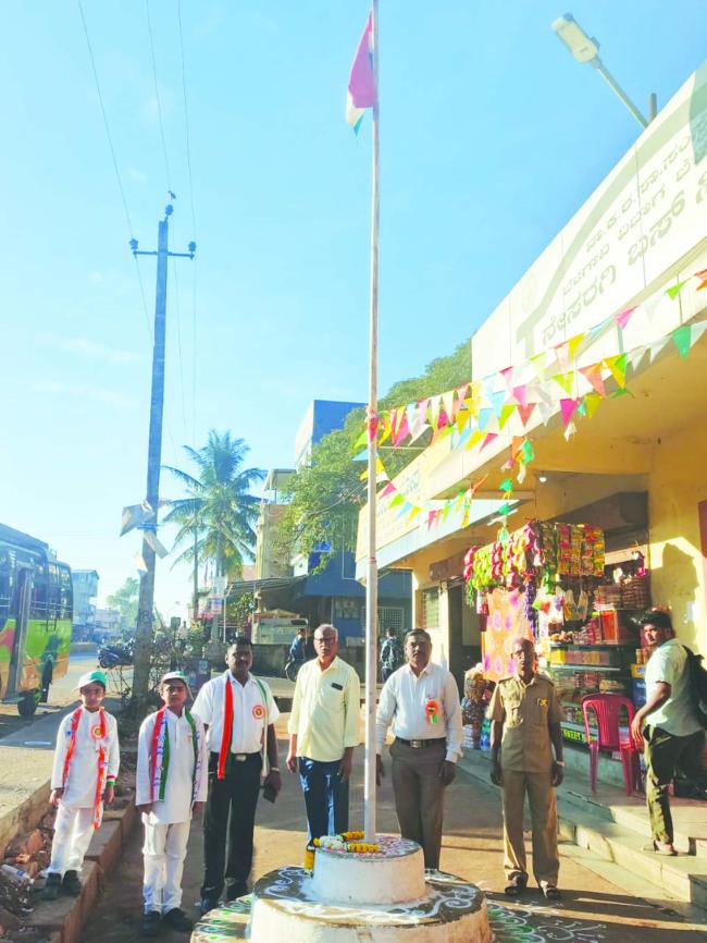 ನೇಸರಗಿ ಬಸ್ ನಿಲ್ದಾಣದಲ್ಲಿ ಸಂಭ್ರಮದ ಗಣರಾಜ್ಯೋತ್ಸವ