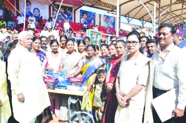 ಎಚ್ ಕೆ ಪಾಟೀಲರಿಂದ ಮಹಿಳಾ ಸ್ವಾವಲಂಬನೆಗಾಗಿ ಉಚಿತ ಹೊಲಿಗೆ ಯಂತ್ರ ವಿತರಣೆ