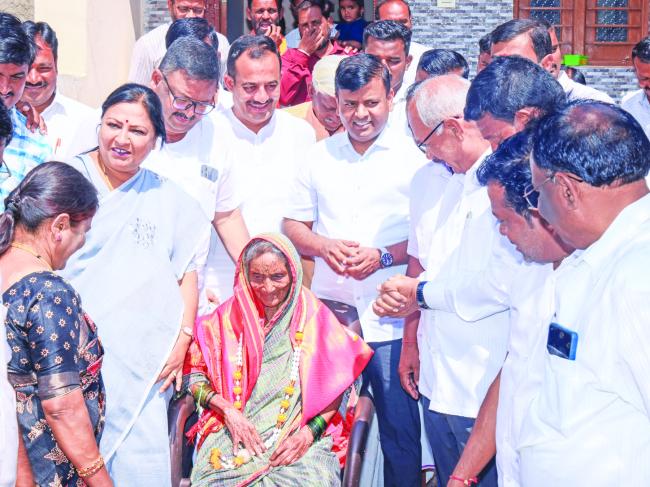 ಭೀಮವ್ವ ಅಜ್ಜಿಗೆ ಪದ್ಮಶ್ರೀ ಪ್ರಶಸ್ತಿ ದೊರಕಿರುವುದು ಜಿಲ್ಲೆಯ ಹಿರಿಮೆ -  ವೈದ್ಯ ಬಸವರಾಜ್ ಕ್ಯಾವಟರ್ ಸಂತಸ