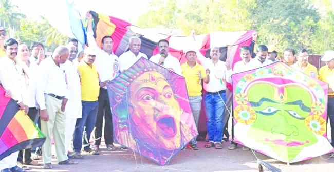 ಕಣ್ಮನ ಸೆಳೆದ ಗಾಳಿಪಟ ಉತ್ಸವ: ಗಜಾನನ ಮಂಗಸೂಳಿ ಚಾಲನೆ