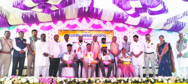 76ನೇ ಗಣರಾಜ್ಯೋತ್ಸವ: ಸಾಧಕರಿಗೆ ಸನ್ಮಾನ 