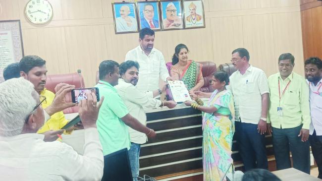 ಪೌರಕಾರ್ಮಿಕರಿಗೆ ನಿವೇಶನದ ಹಕ್ಕುಪತ್ರ ವಿತರಣೆ