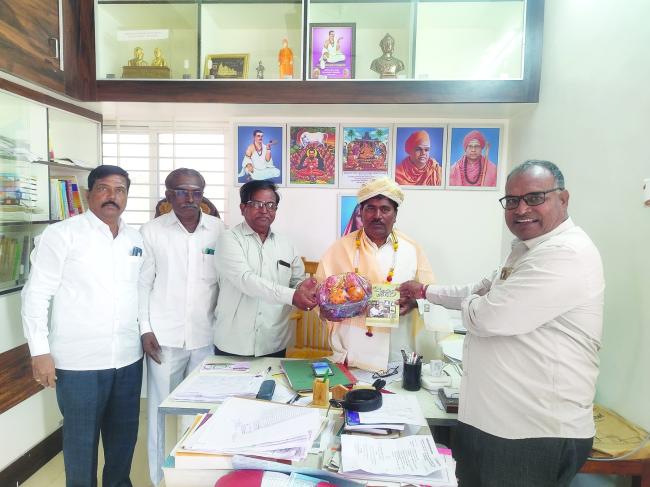 ಸಮಾಜಸೇವಾ ಭೂಷಣ ಪ್ರಶಸ್ತಿ ಪುರಸ್ಕೃತ ಕಾಯಕ ಜೀವ ಪ್ರೋ.ಪಟ್ಟಣಶೆಟ್ಟರ ಸನ್ಮಾನ