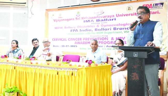 ಮಹಿಳೆಯರು ಆರೋಗ್ಯಕ್ಕೆ ಗಮನ ನೀಡಿರಿ: ಪ್ರೊ.ಮುನಿರಾಜು