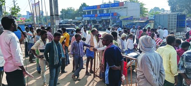 ಪಿ.ಎಚ್‌.ಸಿಗಳಲ್ಲಿ ಉಚಿತವಾಗಿ ಗುಣಮಟ್ಟದ ಚಿಕಿತ್ಸೆಗಾಗಿ ಆಗ್ರಹಿಸಿ ಪ್ರತಿಭಟನೆ