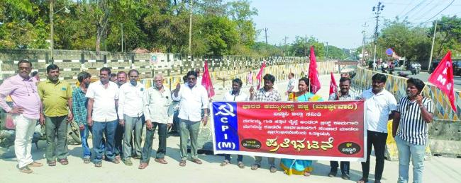 ದುರ್ಗಮ್ಮ ಗುಡಿ ಬಳಿ ಇರುವ ಬ್ರಿಡ್ಜ್‌ ಸಾರ್ವಜನಿಕ ಸಂಚಾರಕ್ಕೆ ಅನುವು ಮಾಡುವಂತೆ ಒತ್ತಾಯ