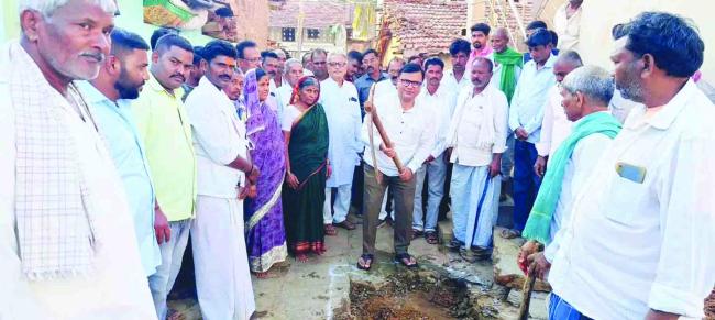 ಹನುಮಂತಪ್ಪ ಬದ್ರಿ ಅವರ ಮನೆಯವರೆಗೆ ರಸ್ತೆ ಅಭಿವೃದ್ಧಿ ಕಾಮಗಾರಿಗಳಿಗೆ ಚಾಲನೆ  