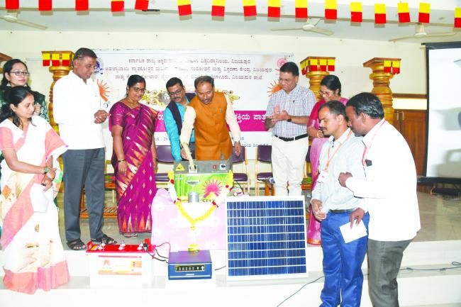 ಮಹಿಳೆಯರು ಎಲ್ಲ ಸಮಸ್ಯೆಗಳಿಂದ ಹೊರಬರಲು ಆರ್ಥಿಕವಾಗಿ ಸ್ವಾವಲಂಬಿಯಾಗಬೇಕು 