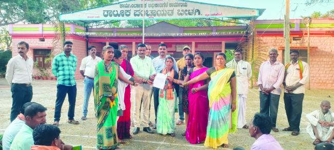 ಅಂಬೇಡ್ಕರ ವೃತ್ತದಿಂದ ನೂರಾರು ಕೂಲಿ ಕಾರ್ಮಿಕರು ಘೋಷಣೆಗಳನ್ನು ಕೂಗುತ್ತಾ ತಾಲ್ಲೂಕು ಪಂಚಾಯತ ಕಾರ್ಯಾಲಯದ ಎದುರು ಆಗಮಿಸಿ ಪ್ರತಿಭಟನೆ