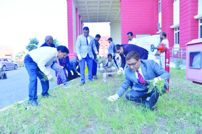 ಬಳ್ಳಾರಿ: ಜಿಲ್ಲಾ ನ್ಯಾಯಾಲಯ ಆವರಣದಲ್ಲಿ ಸ್ವಚ್ಛತಾ ಕಾರ್ಯ ಸ್ವಚ್ಛತೆ ಮತ್ತು ನೈರ್ಮಲ್ಯತೆಗೆ ಪ್ರಾಮುಖ್ಯತೆ ನೀಡೋಣ: ನ್ಯಾ.ಸಿದ್ಧಲಿಂಗ ಪ್ರಭು