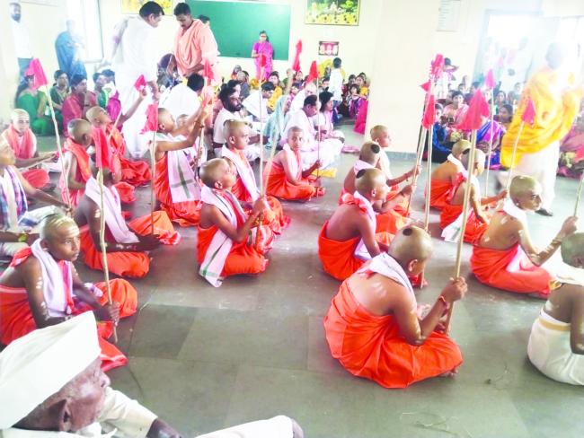 ಯಡೂರು ವೀರಭದ್ರ ಜಾತ್ರೆ: ಸಾಮೂಹಿಕ ಅಯ್ಯಾಚಾರ, ಲಿಂಗ ದೀಕ್ಷೆ