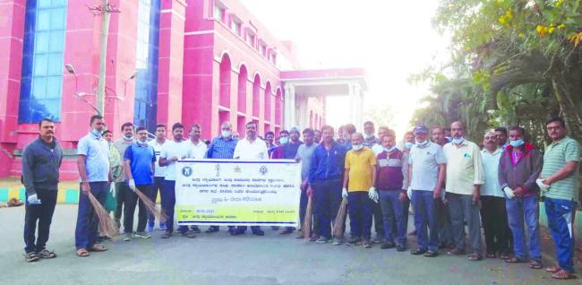 ರಾಷ್ಟ್ರೀಯ ಸ್ವಚ್ಛತಾ ದಿನಾಚರಣೆ ಅಂಗವಾಗಿ ನ್ಯಾಯಾಲಯ ಆವರಣದಲ್ಲಿ ಶ್ರಮದಾನ 