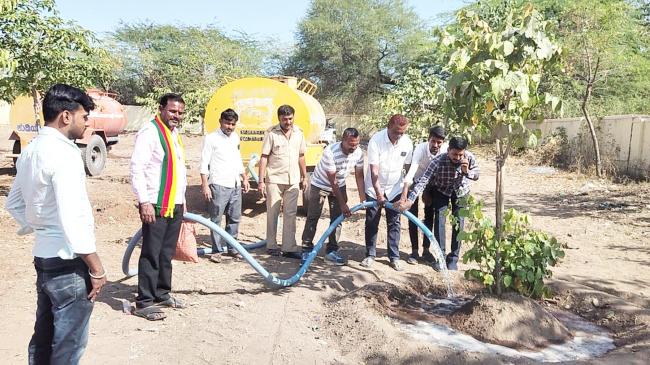 ಸಸಿಗಳಿಗೆ ಟ್ಯಾಂಕರ್ ಮೂಲಕ ನೀರು ಹಾಕುವ ಕಾರ್ಯಕ್ರಮ