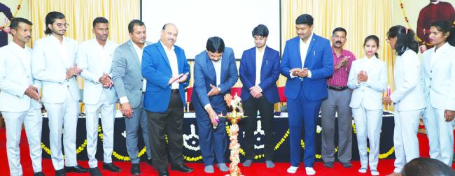 ವಿದ್ಯಾರ್ಥಿಗಳು ಸಾಧಕರಾಗಲು ತಮ್ಮ ಮೇಲೆ ನಂಬಿಕೆ ಇಟ್ಟುಕೊಳ್ಳಿ: ದಿನೇಶ್ ಕುಮಾರ್ ಮೀನಾ