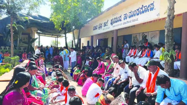 ಪಾಲಕರ ಪಾದಪೂಜೆ ಮಾಡಿ ಪುಣ್ಯ ಪಡೆದ ಮಕ್ಕಳು