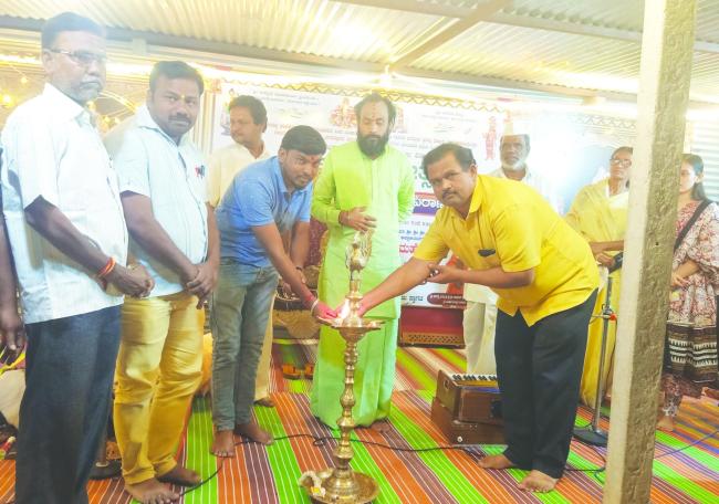  ಮನ್ನಾಪುರ ಗ್ರಾಮದ ವರನಿಧಿ ಆಸ್ಪತ್ರೆಯ ವೈದ್ಯ ಡಾ. ರಾಹುಲ ಯಂಪೂರೆ ಉದ್ಘಾಟಿಸಿದರು