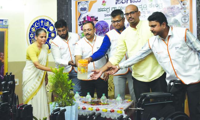 ಗ್ರಾಮೀಣ ಅಭಿವೃದ್ಧಿ ಕೇಂದ್ರ ಸಿಂದಗಿ ಮತ್ತು ಅಸ್ಟರ್ ಡಿ ಎಮ್ ಫೌಂಡೇಷನ್ ಇವರ ಸಹಯೋಗದೊಂದಿಗೆ  ವ್ಹೀಲ್‌ಚೆರ್ ಹಾಗೂ ಸಸಿಗಳ ವಿತರಣಾ ಕಾರ್ಯಕ್ರಮ