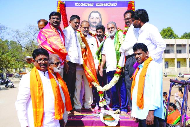 ಬಳ್ಳಾರಿಯಲ್ಲಿ ಮಡಿವಾಳ ಮಾಚಿದೇವ ಜಯಂತಿ ಶರಣರು ಭಕ್ತಿ ಚೆಲ್ಲಿ ಕ್ರಾಂತಿ ಮಾಡಿದವರು: ಬಸವರಾಜೇಂದ್ರ ಶರಣರು 