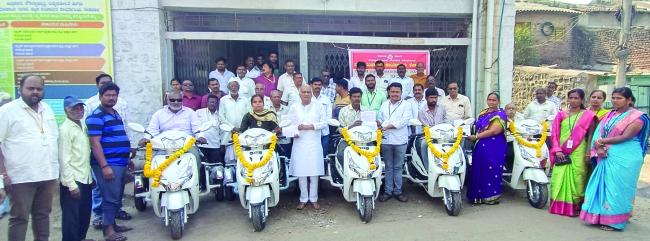 ಶೇಡಬಾಳ ಪಪಂ: ವಿಶೇಷ ಚೇತನರಿಗೆ ತ್ರಿಚಕ್ರ ವಾಹನ ಶಾಸಕ ರಾಜು ಕಾಗೆ ವಿತರಣೆ