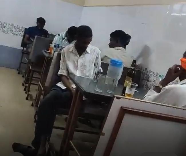 ಮುಂಡಗೋಡಲ್ಲಿ ಗಾಳಿಯಲ್ಲಿ ತೂರಿಹೋದ ಅಬಕಾರಿ ನಿಯಮಗಳು! ಕೂಲ್ ಡ್ರೀಂಕ್ಸ್‌ ತರಹ ಎಣ್ಣೆ ವ್ಯಾಪಾರ!   ಸಚಿನ ಕೊರವರ