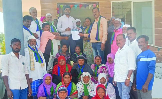 ನಗರದ ಕೊಳಗೇರಿ ಪ್ರದೇಶಗಳ ಅಭಿವೃಧ್ದಿಗಾಗಿ ಅನುದಾನ ಮಂಜೂರು ಮಾಡಲು ಆಗ್ರಹಿಸಿ ಆಯುಕ್ತರಿಗೆ ಮನವಿ