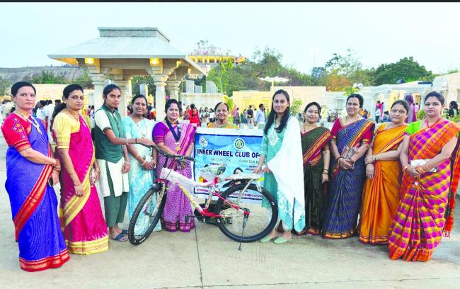 ಕಾವ್ಯ ಪಟ್ಟಣಶೆಟ್ಟಿ ಜನ್ಮದಿನದ ಪ್ರಯುಕ್ತ ಬಡ ವಿದ್ಯಾರ್ಥಿನಿಗೆ ಸೈಕಲ್ ವಿತರಣೆ: ತಂಬ್ರಳ್ಳಿ ಮೆಚ್ಚುಗೆ