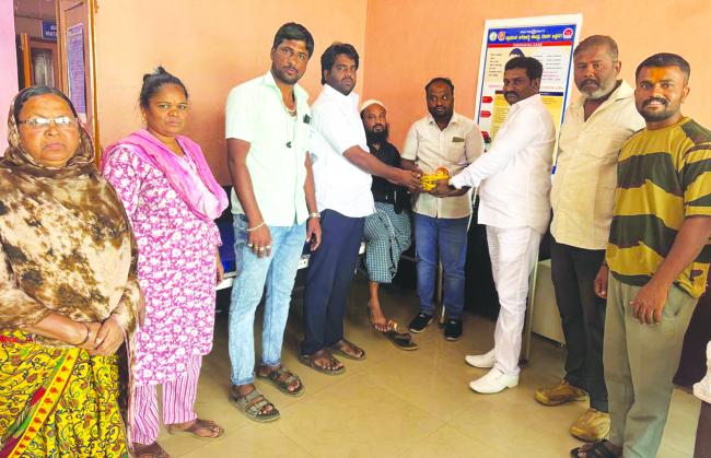 ಡಾ.ಪ್ರಭುಗೌಡ ಹುಟ್ಟು ಹಬ್ಬ: ಅಭಿಮಾನಿ ಬಳಗದಿಂದ ಹಣ್ಣು ಹಂಪಲು ವಿತರಣೆ