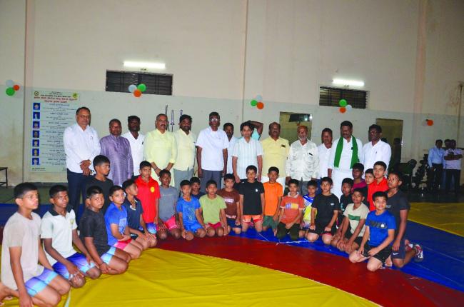 ಲೋಕೋಪಯೋಗಿ ಇಲಾಖೆ ಸಚಿವರಿಂದ ಕ್ರೀಡಾ ಇಲಾಖೆಯ ಸೌಲಭ್ಯ ವೀಕ್ಷಣೆ