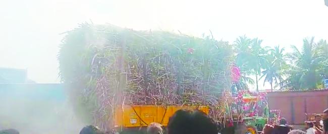 ಕಬ್ಬು ತುಂಬಿದ ಟ್ಯ್ರಾಕ್ಟರ್‌ಗೆ ಬೆಂಕಿ: ಚಾಲಕನ ಸಮಯಪ್ರಜ್ಞೆಯಿಂದ ತಪ್ಪಿದ ಭಾರಿ ಅನಾಹುತ