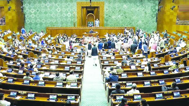 ಮಹಾಕುಂಭದಲ್ಲಿ  ಸಂಭವಿಸಿದ ಕಾಲ್ತುಳಿತ ಬಗ್ಗೆ ಚರ್ಚೆಗೆ ಅವಕಾಶ ನೀಡದಿದ್ದರಿಂದ ರಾಜ್ಯಸಭೆಯಿಂದ ಹೊರನಡೆದ ಪ್ರತಿಪಕ್ಷಗಳು