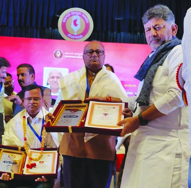 ಹಿರಿಯ ಪತ್ರಕರ್ತ ಎಚ್ ಎಸ್ ಹರೀಶ್ ಗೆ ಮಾಧ್ಯಮ ಅಕಾಡೆಮಿ ರಾಜ್ಯ  ಪ್ರಶಸ್ತಿ ಪ್ರಧಾನ