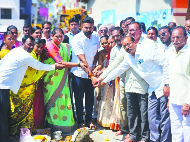 ಕಾಂಕ್ರೀಟ್ ರಸ್ತೆ, ಚರಂಡಿ ನಿರ್ಮಾಣಕ್ಕೆ ಚನ್ನರಾಜ ಹಟ್ಟಿಹೊಳಿ ಚಾಲನೆ