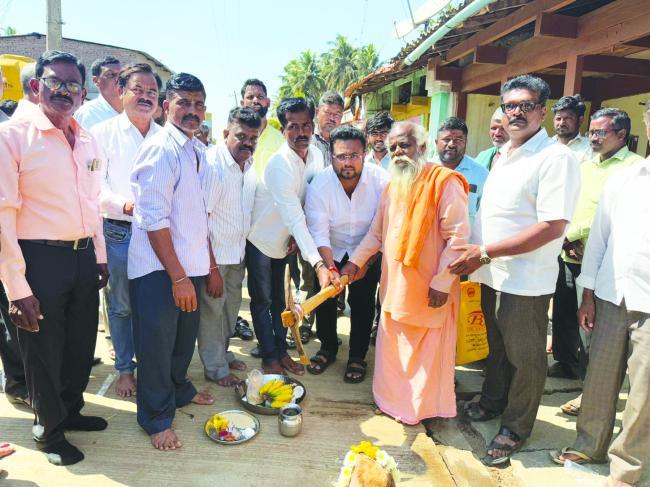 ರಸ್ತೆ ಅಭಿವೃದ್ಧಿ, ಚರಂಡಿ ನಿರ್ಮಾಣ ಕಾಮಗಾರಿಗೆ ಚಾಲನೆ 