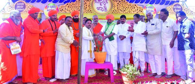 ಶಿಕ್ಷಣ ಮತ್ತು ಆರ್ಥಿಕತೆ ಇರುವ ಸಮಾಜ ಯಾವಾಗಲೂ ಬಲಿಷ್ಟ- ಸ್ವಾಮೀಜಿ 