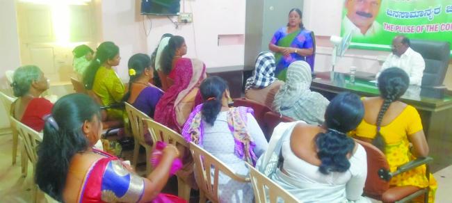 ಜೆ ಡಿ ಎಸ್ ಜಿಲ್ಲಾ ಕಚೇರಿಯಲ್ಲಿ ಪಕ್ಷ ಸಂಘಟನೆಗಾಗಿ  ಮಹಿಳೆಯರ ಪೂರ್ವ ಭಾವಿ ಸಭೆ