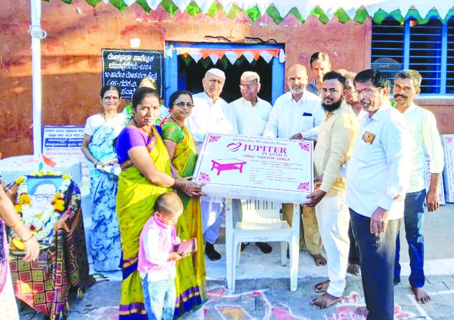  ನಗರದ 3 ನೇ ನಂಬರ ಶಾಲೆಯಲ್ಲಿ ಗಣರಾಜ್ಯೋತ್ಸವದ ಪ್ರಯುಕ್ತ ದಾನಿಗಳಿಗೆ ಸನ್ಮಾನ