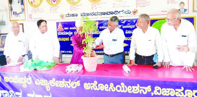 ಕ್ರಾಂತಿಕಾರಿ ದಲಿತ ನಾಯಕ ಬಿ. ಬಸವಲಿಂಗಪ್ಪ ಅವರ 101ನೆಯ ಜನ್ಮದಿನಾಚರಣೆ ಕಾರ್ಯಕ್ರಮವನ್ನು ಸಸಿಗೆ ನೀರುಣಿಸುವ ಮೂಲಕ ಉದ್ಘಾಟಿಸಿ