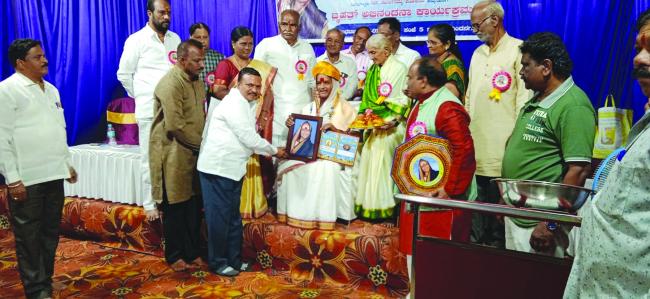 ಜಾನಪದ ಸಂಗೀತ ಸಂಭ್ರಮ ಕಾರ್ಯಕ್ರಮದಲ್ಲಿ ಸನ್ಮಾನ