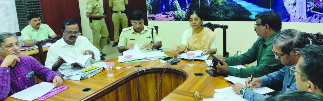 ಶಿರೂರು ಗುಡ್ಡ ಕುಸಿತ ತಡೆಗೆ ಮುನ್ನೆಚ್ಚರಿಕೆ ಕ್ರಮ ಕೈಗೊಳ್ಳಿ : ಜಿಲ್ಲಾಧಿಕಾರಿ ಕೆ.ಲಕ್ಷ್ಮಿಪ್ರಿಯಾ : ಜಿಲ್ಲಾಧಿಕಾರಿ ಕಚೇರಿಯಲ್ಲಿ ರಸ್ತೆ ಸುರಕ್ಷತಾ ಸಭೆ