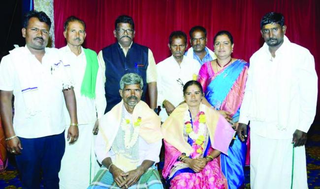 ಗೃಹಲಕ್ಷ್ಮಿ ಯೋಜನೆಯಿಂದ ಬಂದ ಹಣ ಗಂಗಮ್ಮ ದಂಪತಿ ಶಾಲೆಗೆ ದೇಣಿಗೆ