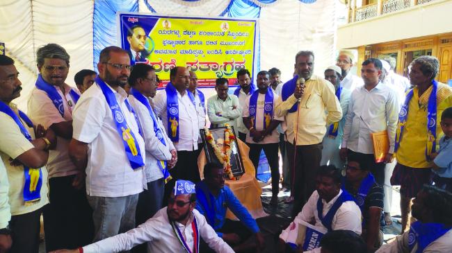  ಜೀವ ಬೆದರಿಕೆ ಒಡ್ಡುತ್ತಿರುವ ಆರೋಪಿ ಕರ ವಸುಲಿಗಾರನ ವಜಾಕ್ಕೆ ವಿವಿಧ ಸಂಘಟನೆಗಳಿಂದ ಆಗ್ರಹ