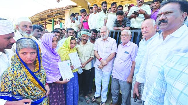 ವಿದ್ಯುತ್ ಶಾರ್ಟ್‌ ಸರ್ಕ್ಯೂಟನಿಂದ ಹಾನಿಯಾದ ಕುಟುಂಬದವರಿಗೆ ಸಾಂತ್ವನ ಹೇಳಿದ ಹೆಬ್ಬಾರ್