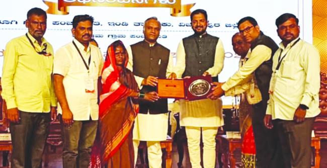 ರೂಗಿ ಗ್ರಾಪಂಗೆ ಅತ್ಯುತ್ತಮ ಗ್ರಾಮ ಪಂಚಾಯಿತಿ ಪ್ರಶಸ್ತಿ ಪ್ರದಾನ